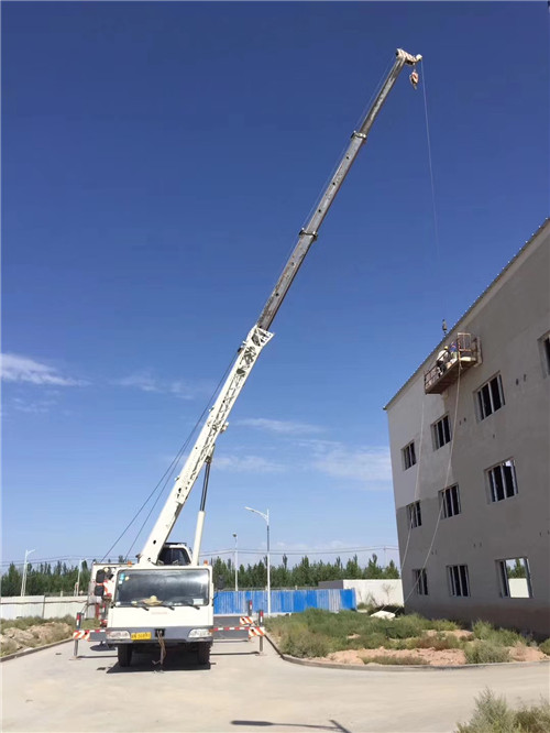吉木萨尔县“轻装强干”—— 吊车的 “轻量化臂架” 技术